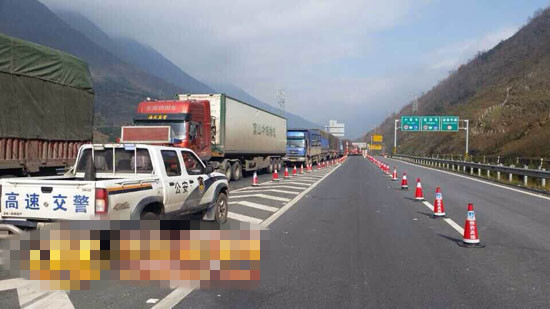 在高速公路上等候通行注册新宝6车辆(雅西高速交警提供)