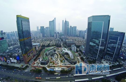 2014年12月11日，从空中俯瞰正在建设中的天环广场，“双鲤鱼”形态呼之欲出。南都记者 张志韬 摄