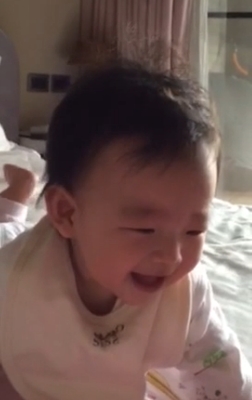 小玥儿开心大笑十分有感染力