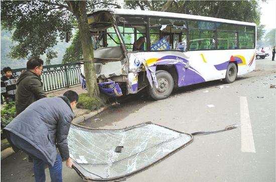 自贡公交车撞了路牌又撞树 造成17人不同程度受伤