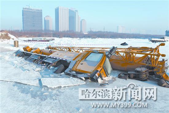 运冰车坠江吊车来救援也遇险 两名司机及时逃生