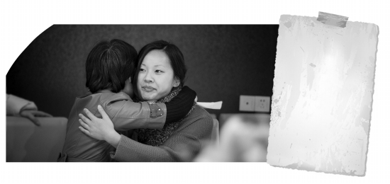 12月14日，长沙中山亭附近的一家餐馆，曾把姣姣带到十个月大的黄女士望着阔别24年的“女儿”，情不自禁 拥抱起来。图/实习记者张迪