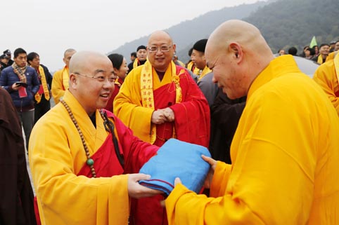 绍兴市佛教协会会长净芳法师为印海法师送祖衣