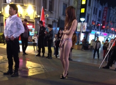 【NO.201每日新鲜事】温州酒吧开业请<em>美女</em>当