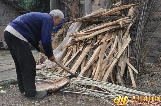 四川贫困老人一月花1块8毛钱