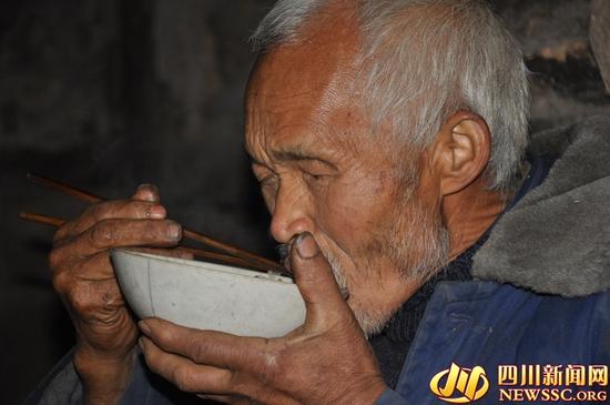 四川贫困老人一月花1块8毛钱