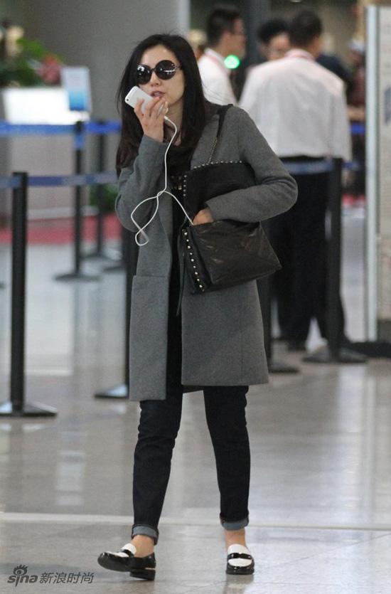 杨幂高圆圆机场私搭 灰色蚕型大衣成新宠