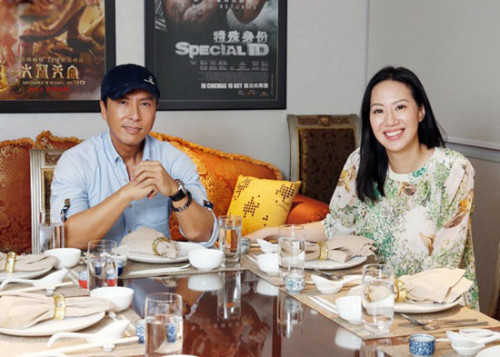 　　新浪娱乐讯 日前，甄子丹与妻子汪诗诗在自家公司“子弹工作室”接受专访，工作室内景也首次曝光。