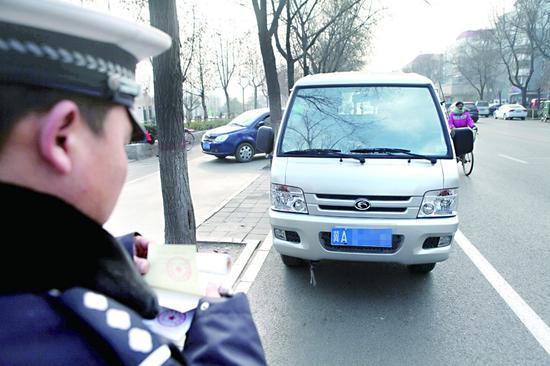 石家庄查违停一天贴条千余辆 罚款100元不扣分