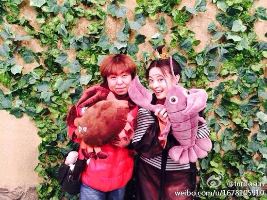 孙俪咬龙虾搞怪卖萌 网友:小心超哥给煮了