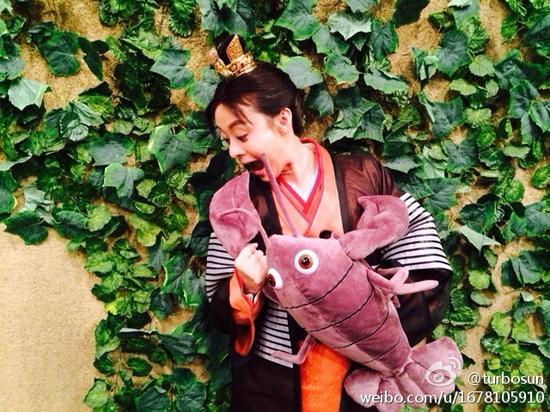 孙俪咬龙虾搞怪卖萌 网友:小心超哥给煮了