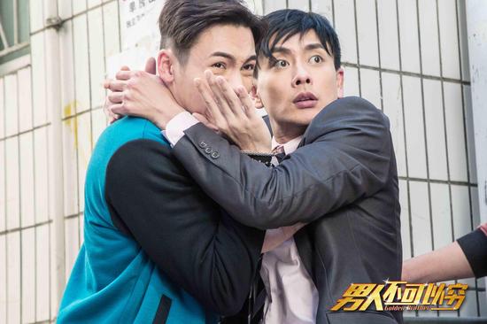 黄宗泽一边惊吓瞪眼一边护着“弟弟”陈伟霆。