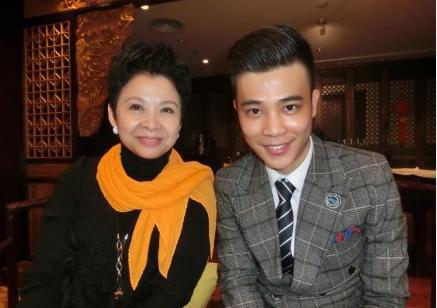 网友晒和董文华合照