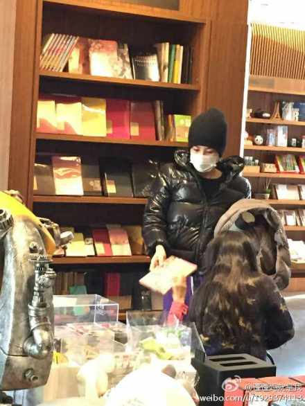 王菲包裹严密逛街仍被拍 似带李嫣买书