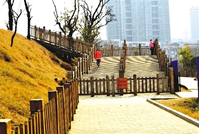 公园内木制台阶直通商代遗址城墙上