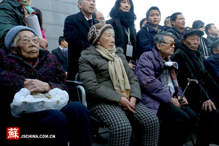 南京大屠杀幸存者和遇难者遗属来到法会现场，共同悼念遇难同胞