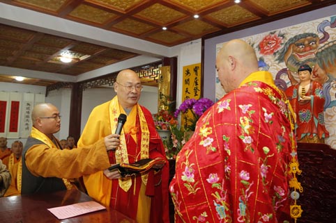 中国佛教协会副会长圣辉法师为印海法师送座