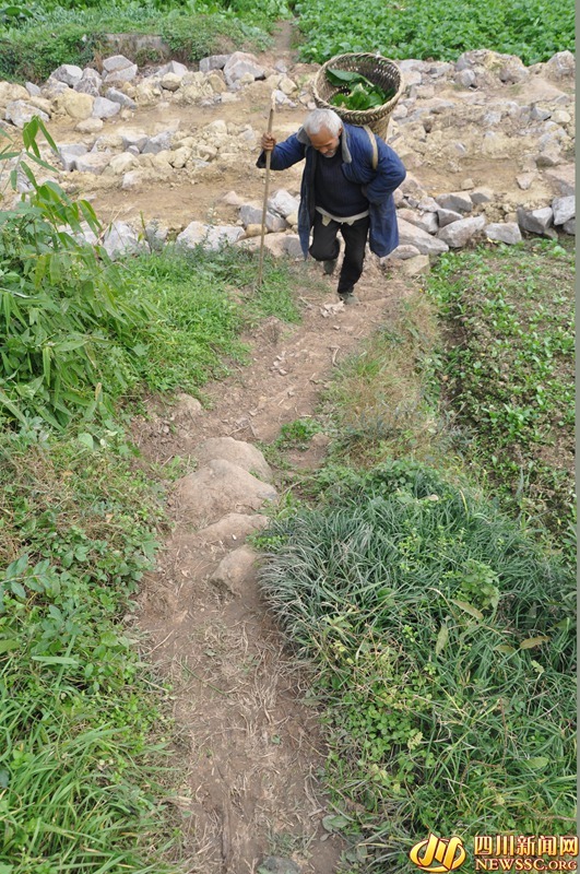 四川贫困老人一月花1块8毛钱