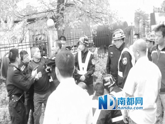 不明身份人士辱骂并对抗民警，不得已之下民警掏出手枪才将其制服。视频截图
