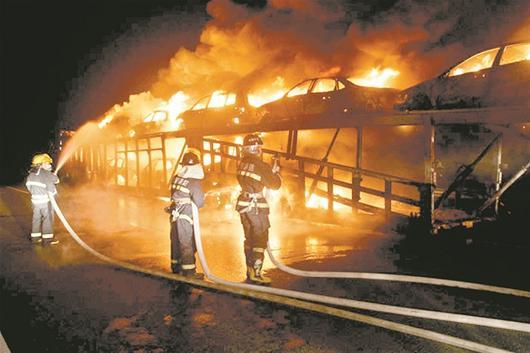 半挂车起火所载11辆豪车被焚