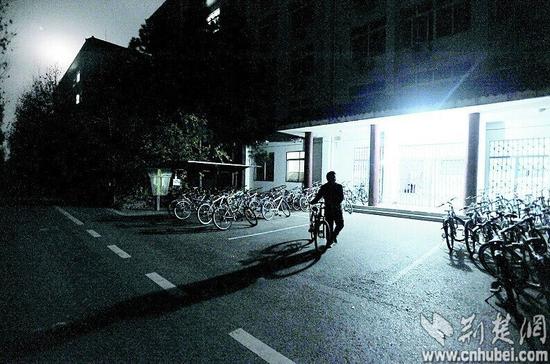 大学生打6份工资助41名贫困学生