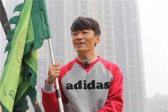 跑男王宝强撕名牌环节兽性大发成赢家