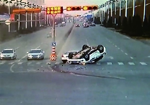 越野車被撞得“四腳朝天”