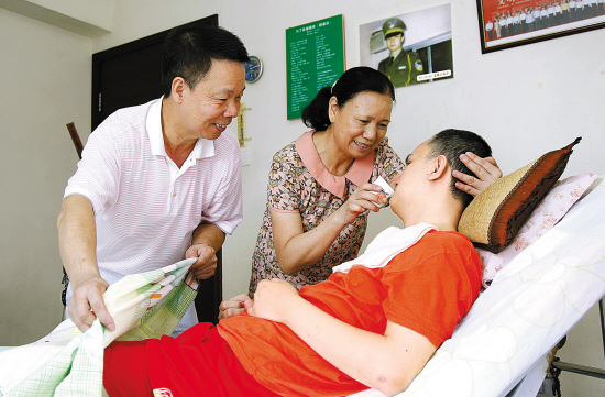 深圳巡警追贼受伤成植物人 父母照顾18年盼苏