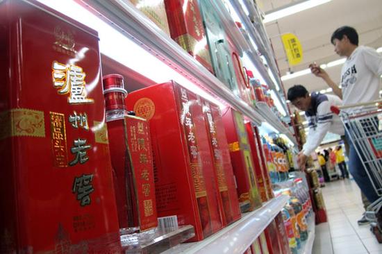 海南海口一家超市货架上摆售的泸州老窖系列白酒。