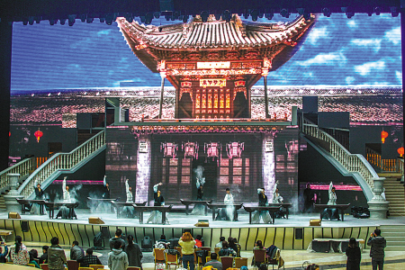 昨天下午,《明秀·大航海》在华珂剧场排演。图为第二幕中的风雨天一阁场景。(胡建华 朱伊莹 摄)