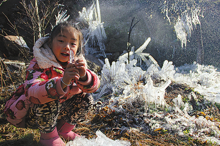 水管被冻裂后形成冰雪世界