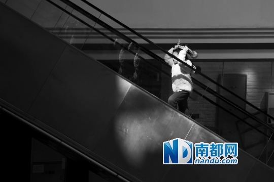 12月12日上午,正佳广场内,任淘淘在扶梯上奔跑玩耍。