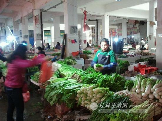 菜市场里,很多青菜都是属于“打霜菜”。图片来源:桂林生活网