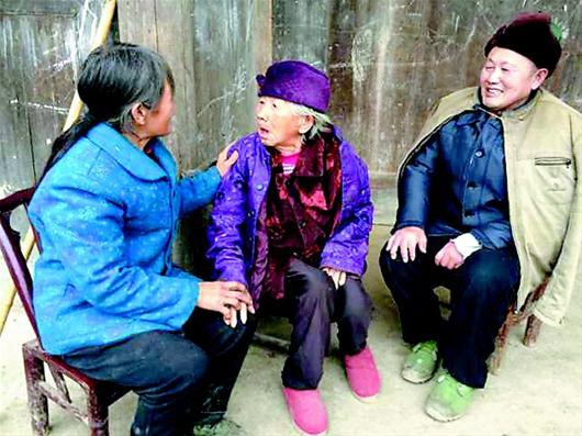 图为:100岁的张文碧与70岁的七儿子、62岁的七儿媳。