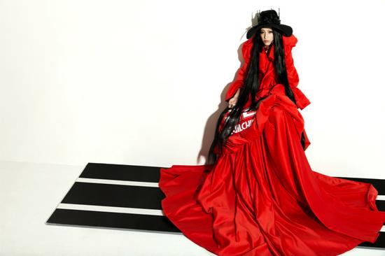 李斯丹妮《女王陛下》:欲戴王冠 必承其重|李斯