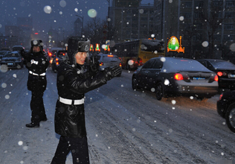 长春交警启动雪天勤务二级预案 2\/3警力上路