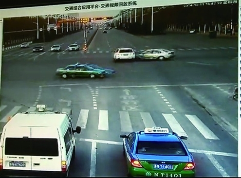 越野車闖紅燈被東西方向的轎車從側(cè)面撞上