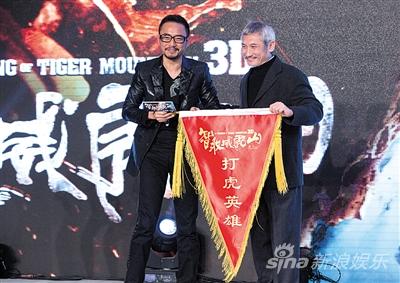 张涵予庆生 自掏腰包请英雄看片