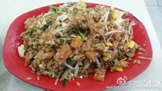 复旦食堂推辣条炒饭 校方:鼓励创新拒绝黑暗料理