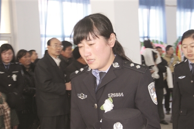 赣榆38岁民警因公牺牲 数千群众送行难舍好警