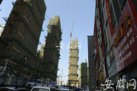 合肥融科城被附近居民集体挂横幅投诉:还我阳