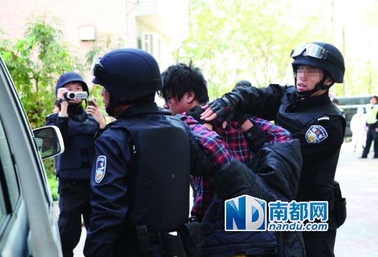 昨日，持刀非法禁锢他人的男子覃某被警方制服。(警方供图)