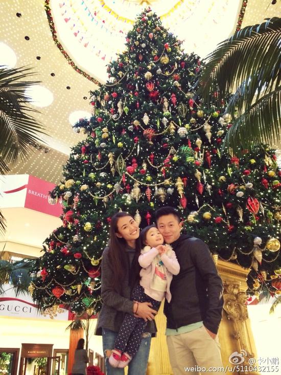 李小鹏一家圣诞树前温馨合影