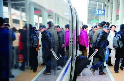 12月16日下午，怀化南站，旅客走出动车。当天，沪昆高铁长沙以西湖南段正式开通运营，长沙至怀化单程运行时间由9个小时缩短至1小时40分钟左右。 记者 郭立亮 摄