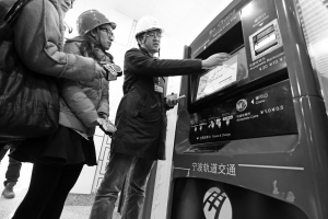 栎社国际机场站售票机。记者 刘波 摄