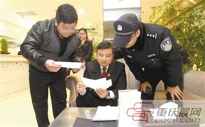拖欠的补偿款打到受害者的账户上后，法官核对补偿的金额