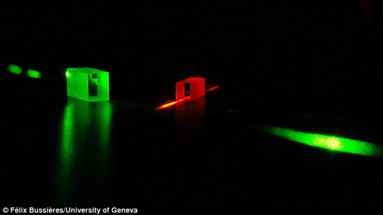 这张图片显示的是用来储存纠缠光子的晶体，它们表现的像是同一个整体的一部分。科学家在借助长度超过15英里(25公里)的光纤传输光子态的过程中，采用的正是这些晶体。