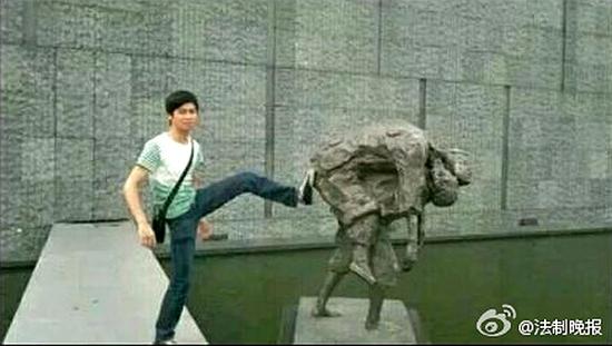 男子在大屠杀遇难同胞纪念馆前拍恶搞照_新浪海南_新浪网