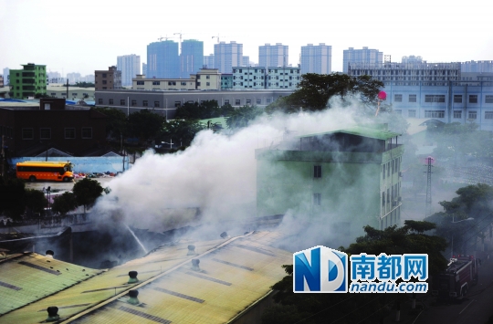 　　昨日上午，大岭山镇渭兴路5号盛基小学隔壁，一家工厂发生火灾。铁皮厂房着火部分房顶被烧塌。 南都记者 梁清 摄