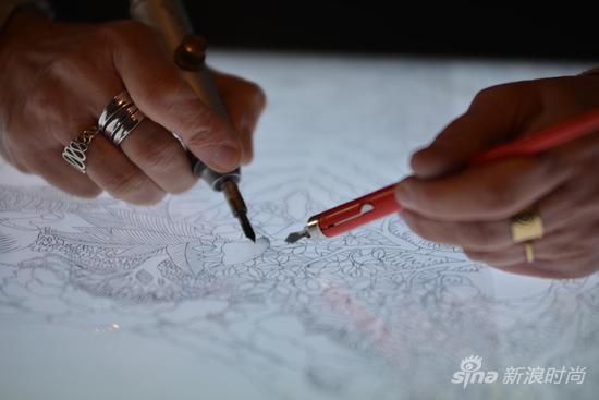 丝巾制版师现场演示爱马仕丝巾制版过程。